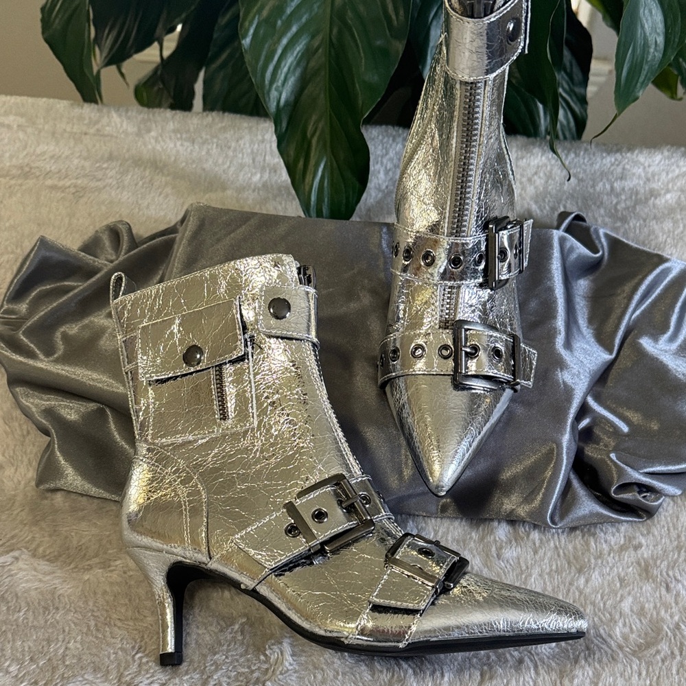 Wild Pair Moonbeam Silver Crinkle Ankle Boots Women's size 6M